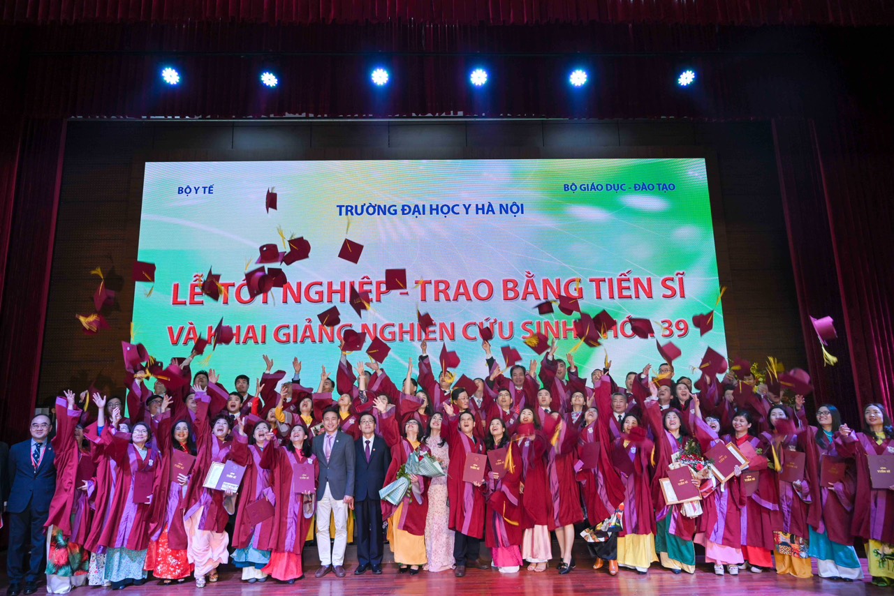 hình ảnh bác sĩ tốt nghiệp bv da lieu trung uong