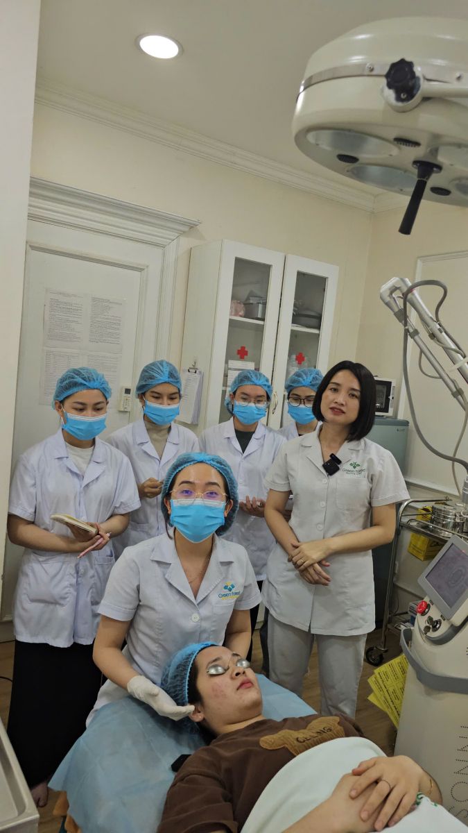 bác sĩ hiền da liễu điều trị bệnh da liễu, kiến ba khoang cắn