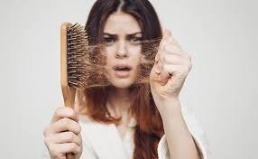 Nguyên nhân rụng tóc ở nữ và cách khắc phục rụng tóc hiệu quả