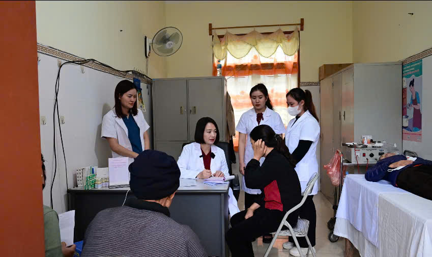 bác sĩ bv da lieu trung uong kham benh từ thiện viêm da